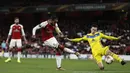 Gelandang Arsenal, Theo Walcott, melepaskan tendangan ke gawang BATE Borisov pada laga Liga Europa di Stadion Emirates, Jumat (8/12/2017). Arsenal menang 6-0 atas BATE Borisov. (AP/Kirsty Wigglesworth)