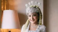 Kiki Amalia tampil ayu manglingi berkebaya adat Sunda di momen akad nikahnya. @oxalispictures.