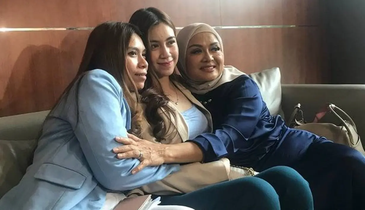 "Saya kan kenal Leon, saya lihat sudah banyak berubah dilihat dari prilakunya, dari tutur katanya, dari cara berjalannya, dari tingkahnya, ya dari situ saya bisa menilai bahwa ada beberapa yang sudah banyak berubah," kata Rinoa.  [Foto: KapanLagi.com/Dadan Eka Permana]