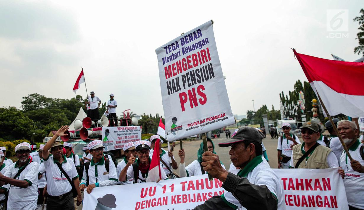 Massa yang tergabung dalam Forum Perjuangan Pensiun Perjan Pegadaian (FP3PP) menggelar aksi di depan Istana Negara, Jakarta, (25/10). Mereka menuntut pemerintah membayarkan pensiunan PNS Mantan PNS Perjan Pegadaian Depkeu. (Liputan6.com/Faizal Fanani)