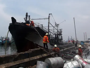 Sebuah kapal nelayan terbakar di Pelabuhan Muara Angke, Jakarta, Jumat (27/2/2015). Kebakaran disebabkan korsleting listrik pada kapal tersebut. Kerugian ditaksir mencapai ratusan juta. (Liputan6.com/Johan Tallo)