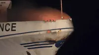 Kebakaran di kapal The Conscience, setelah sebuah drone menyerang kapal yang membawa bantuan ke Gaza di lepas pantai Malta, Jumat, 2 Mei 2025. (Pemerintah Siprus via AP)