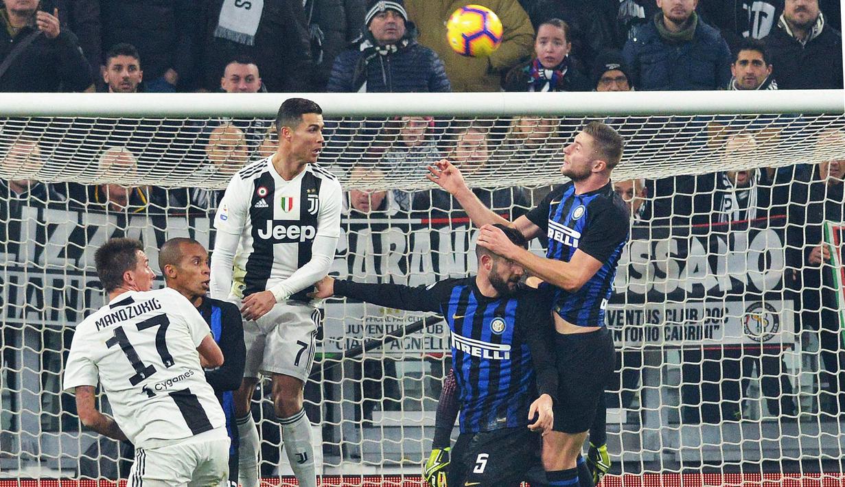 Striker Juventus, Cristiano Ronaldo, menyundul bola saat melawan Inter Milan pada laga Serie A di Stadion Allianz, Turin, Jumat (7/12). Juventus menang 1-0 atas Inter Milan. (AP/Andrea Di Marco)