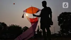 Anak-anak bermain layangan koang di kawasan Ciledug, Kota Tangerang, Sabtu (9/8/2023). (Liputan6.com/Angga Yuniar)