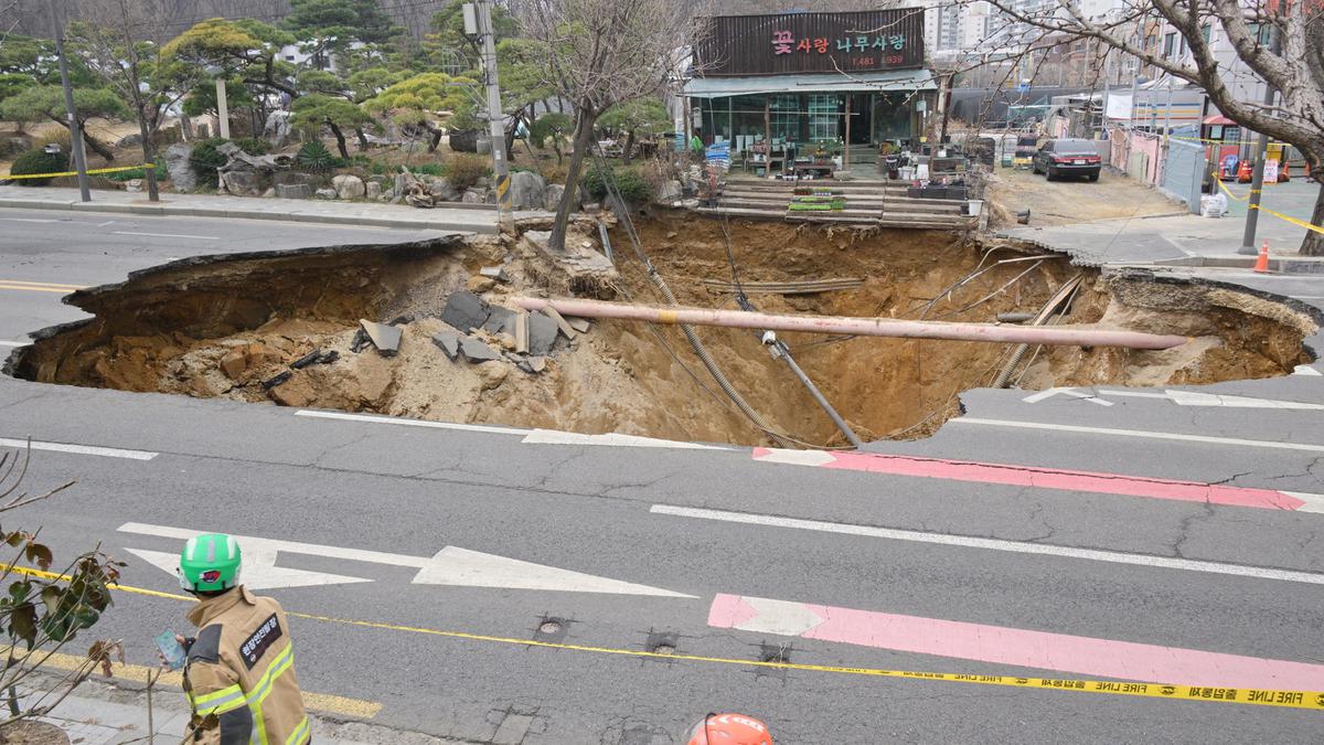 Sinkhole di Jalanan Seoul, Seorang Pengendara Sepeda Motor Terperosok ke dalam Lubang