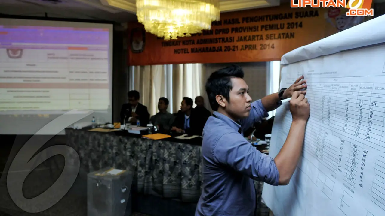 [FOTO] Diterpa Masalah, Rekapitulasi Suara Tetap Berjalan
