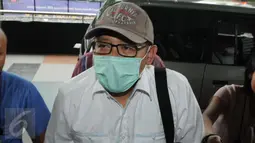 Anas Urbaningrum mengenakan masker saat mendatangi KPK, Jakarta, Selasa (10/1). KPK memanggil Anas untuk diperiksa sebagai saksi untuk tersangka Sugiharto. (Liputan6.com/Helmi Afandi)