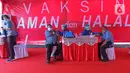 Pelaku transportasi saat menerima vaksinasi COVID-19 Ndi Terminal Kampung Rambutan, Jakarta, Kamis (10/6/2021). Vaksinasi massal ini untuk 1.000 orang yang terdiri dari para supir bus, kernet, pedagang usaha kecil dan mikro di Terminal Kampung Rambutan. (Liputan6.com/Herman Zakharia)