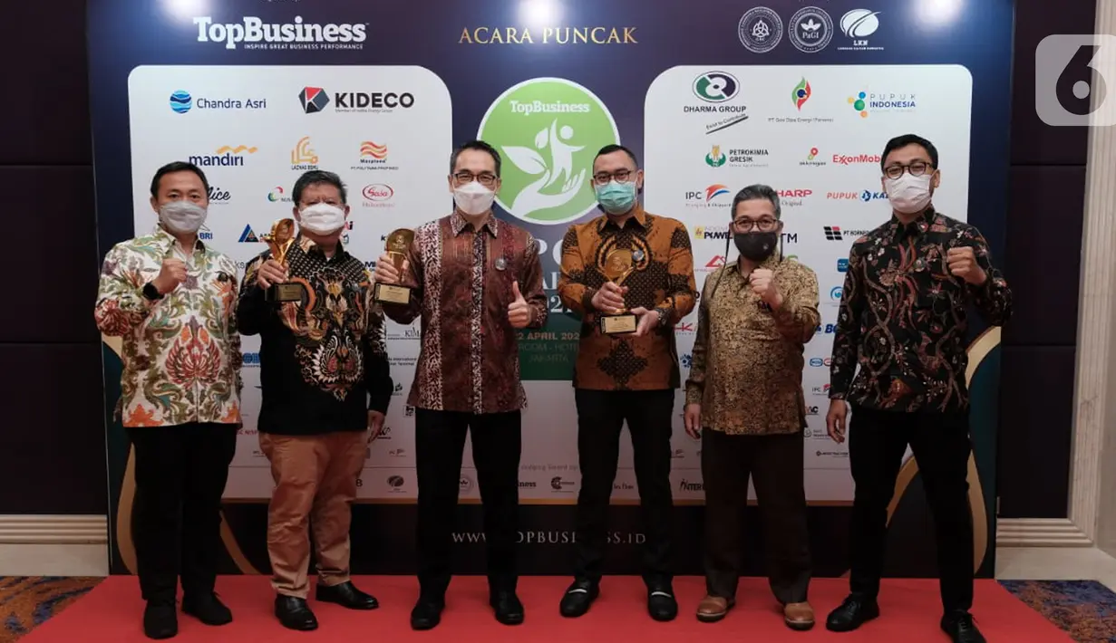 Anak perusahaan energi terintegrasi PT Indika Energy Tbk, meraih 3 penghargaan TOP CSR Awards 2021. Penghargaan tersebut yaitu perusahaan dengan level TOP CSR Award 2021 5 Stars, Program CSR Lingkungan Berbasis Pertanian Terpadu, dan TOP Leader on CSR Commitment 2021. (Liputan6.com/Pool/Kideco)