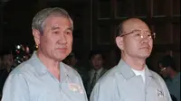 Dua mantan Presiden Korsel Roh Tae-woo dan Chun Doo-hwan di pengadilan pada 26 Agustus 1996. Dok: Yonhap via AP