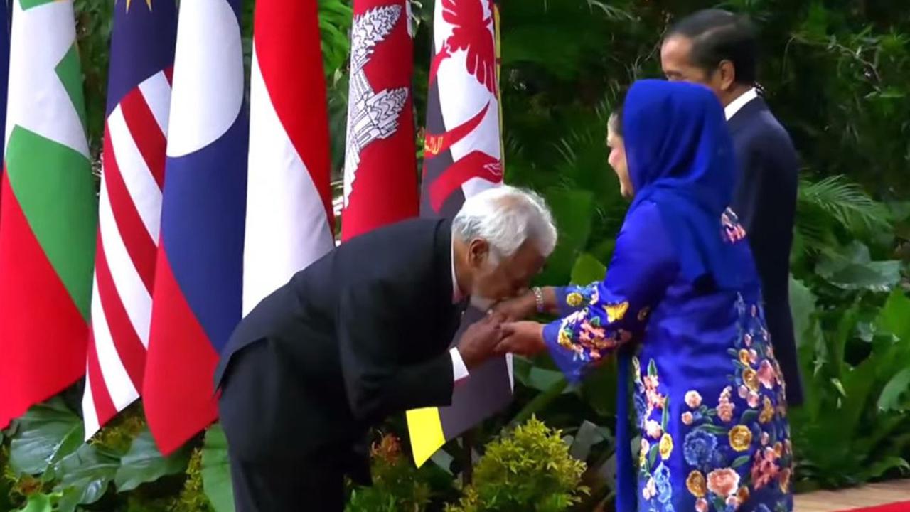 Momen menarik terjadi menjelang acara pembukaan KTT ke-43 ASEAN di Jakarta Convention Center, Jakarta, Selasa (5/9/2023). Perdana Menteri (PM) Timor Leste Xanana Gusmao terlihat mencium tangan Ibu Negara RI Iriana.