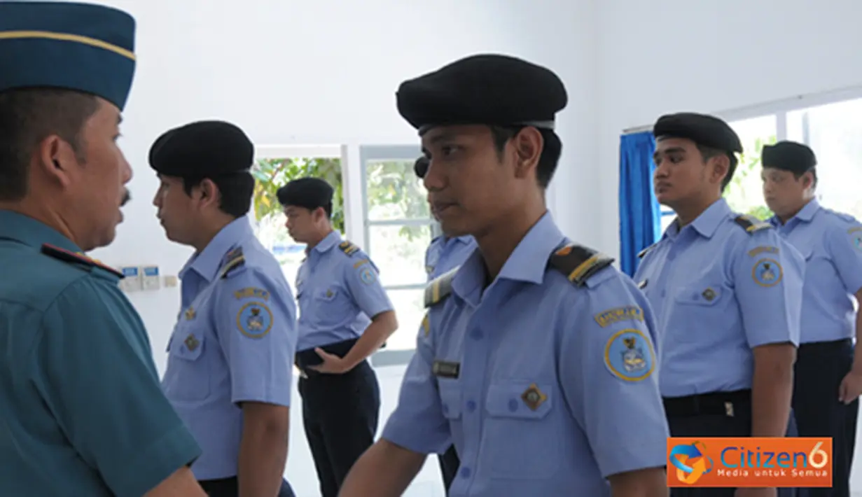 Citizen6, Surabaya: Ucapan selamat Komandan Pusdikintel Kolonel Laut (E) Jalasena Satriyawirya kepada 15 Personil Bakorkamla setelah berhasil menyelesaikan khursus Intelijen dasar di Pusdikintelmar Kobangdikal. (Pengirim: Penkobangdikal).