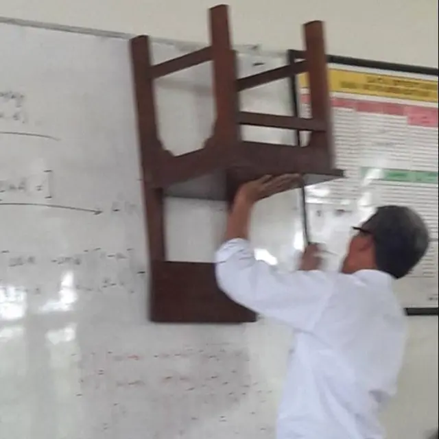6 Potret Pengganti Alat Tulis yang Dipakai Guru Nulis di Papan Ini Bikin Tepuk Jidat