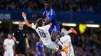 Bek Chelsea Kurt Zouma (atas) berebut bola dengan penyerang Fiorentina Ricardo Bagadur pada laga International Champions Cup di Stadion Stamford Bridge, Inggris, Kamis (6/8/2015).  Chelsea dipermalukan Fiorentina dengan skor 0-1. (Reuters/Peter Cziborra)