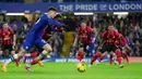 Pemain Chelsea Kai Havertz (depan) berduel memperebutkan bola dengan pemain Bournemouth Jordan Zemura pada pertandingan sepak bola Liga Inggris di Stadion Stamford Bridge, London, Inggris, 27 Desember 2022. Chelsea mengalahkan Bournemouth dengan skor 2-0. (AP Photo/Kin Cheung)