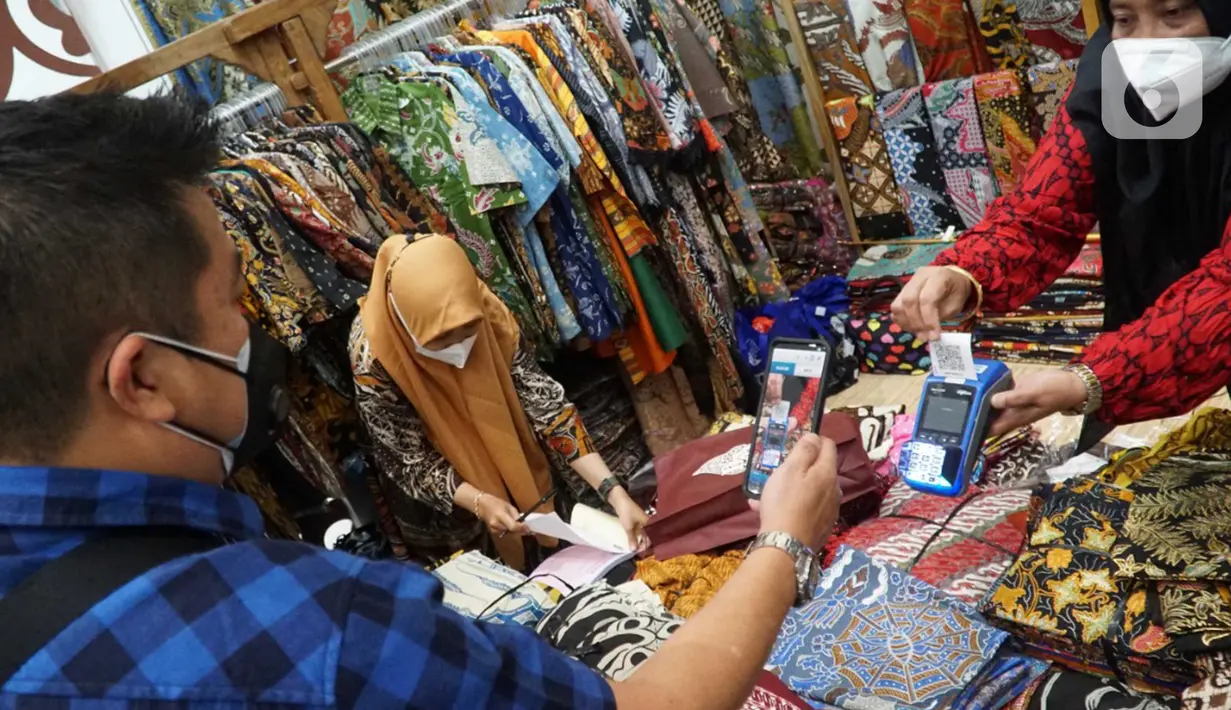 Pengunjung melakukan transaksi menggunakan QR Code BCA mobile pada pameran Adi Wastra Nusantara di Jakarta (11/2/2022). Ketiga pilar utama diimplementasikan pada pameran Adi Wastra Nusantara 2022 yang menghadirkan kain tradisional dari seluruh daerah di Indonesia. (Liputan6.com/HO/Eko)