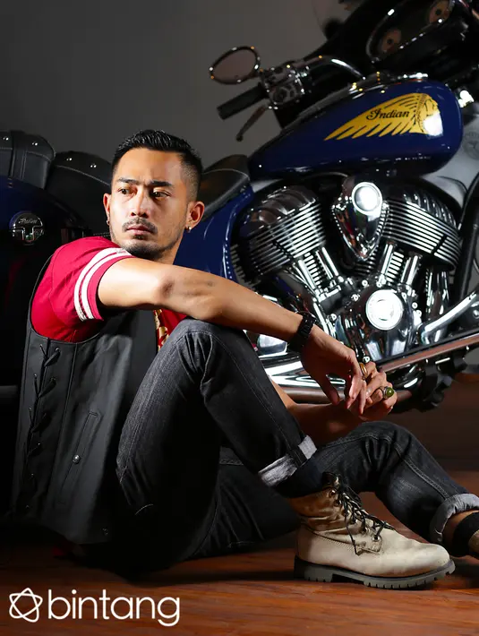 Di tengah kegiatan syuting film dan sinetron, putra pasangan Carlos Roxas Carcia dan Mehas Festi Mariani ini kini terkena ‘virus’ batu akik yang mewabah di berbagai pelosok negeri. (Galih W. Satria/Bintang.com)