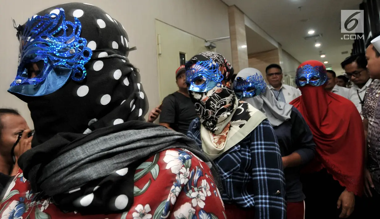 Perwakilan korban saat dihadirkan dalam rilis pengungkapan tindak pidana perdagangan orang (TPPO) di Gedung Bareskrim Polri, Jakarta, Selasa (9/4). Polisi membongkar kasus perdagangan orang jaringan Maroko, Suriah, Arab Saudi, dan Turki. (merdeka.com/Iqbal Nugroho)