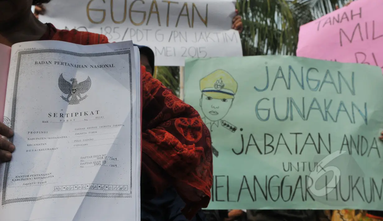 Warga perumahan Pati Polri memperlihatkan sertifikat tanah saat aksi penolakan penggusuran di Cipinang Baru Bunder, Jakarta, Selasa (26/5/2015). 6 rumah yang telah memiliki girik/bukti pembelian selama 48 tahun akan digusur. (Liputan6.com/Herman Zakharia)