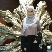 Meski karyanya relatif mahal, Revalina S Temat ternyata tak mengutamakan harga tinggi saat membeli hijab untuk dikenakan sendiri. (Liputan6.com/Dinny Mutiah)