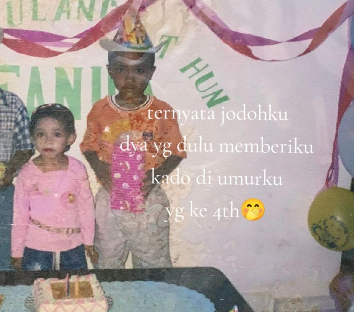 "Ternyata jodohku&nbsp;dya yang dulu memberiku kado di umurku yang ke 4 tahun 🤭," tulisnya. <br>
