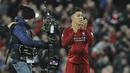 Striker Liverpool, Roberto Firmino, menyapa suporter usai mengalahkan Arsenal pada laga Premier League di Stadion Anfield, Liverpool, Sabtu (29/12). Liverpool menang 5-1 atas Arsenal. (AP/Rui Veira)