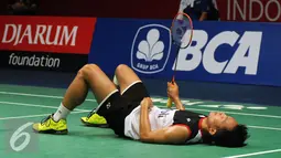 Tunggal putra Indonesia, Ihsan Maulana Mustofa terkapar saat laga melawan Huang Yuxiang (Tiongkok) di babak kedua BCA Indonesia Open 2016, Jakarta, Kamis (2/6/2016). Ihsan menang dua set langsung 21-18, 21-15. (Liputan6.com/Helmi Fithriansyah)