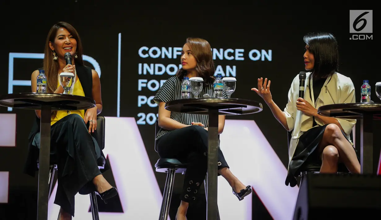 Artis dan presenter Maria Selena (kiri) saat menjadi narasumber dalam Conference on Indonesian Foreign Policy 2017 di Jakarta, Sabtu (21/10). Dalam kesempatan ini para pembicara menceritakan perjalanan pribadi masing-masing. (Liputan6.com/Faizal Fanani)