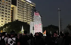 Mahasiswa Pasang Spanduk Raksasa 5 Tuntutan di Monumen Tugu Tani
