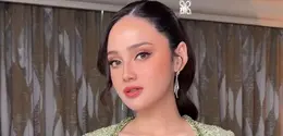 Tak hanya busana adat Aceh modern bernuansa hijau pastel yang elegan, beauty look Syifa malam itu juga menuai banyak pujian dari netizen. @rozanajulanimanagement].