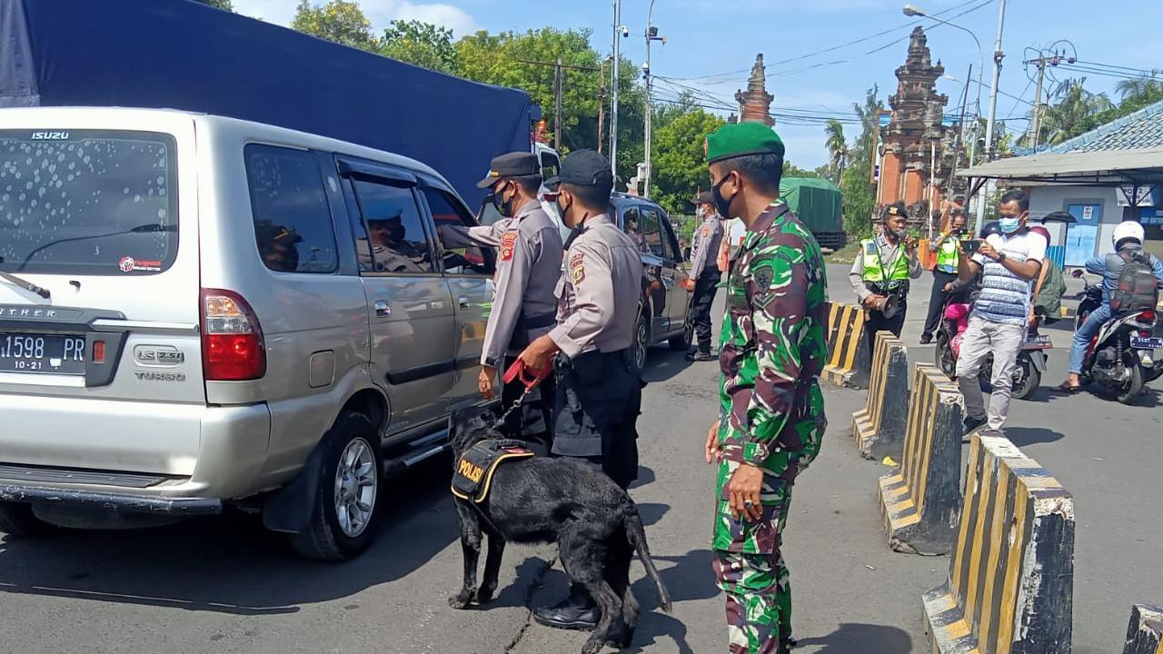 kodim jembrana dan Polres Jembrana Perketat Penjagaan Kendaraan Keluar Masuk Bali