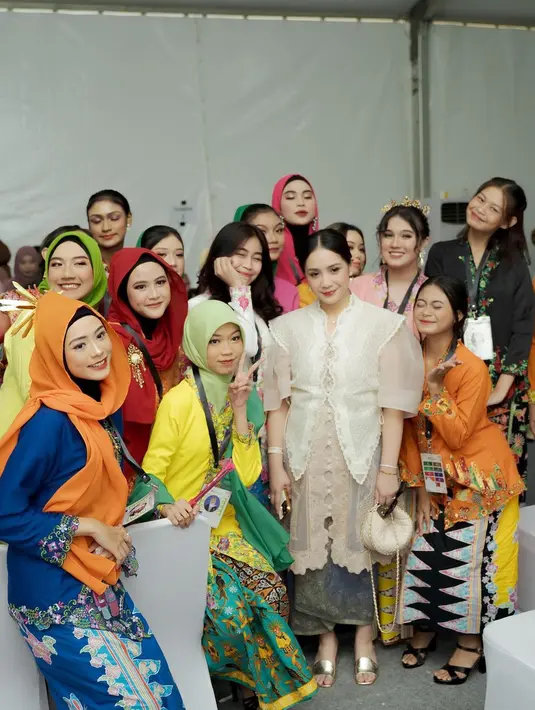 Tas mungil atau kecil warna senada dengan dress yang dikenakan itu juga mencuri perhatian. Meski disebut hanya bisa untuk duwit  receh, dan HP tapi harganya bisa untuk membeli motor matic tiga. Ambil contoh, satu motor metic harganya Rp 19 juta. [Instagram/raffinagita1717]