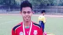 Hapidin berpose dengan tropi yang diraihnya setelah menjadi pencetak gol terbanyak pada kompetisi Divisi Satu musim 2014. (Instagram/hapidin_7)