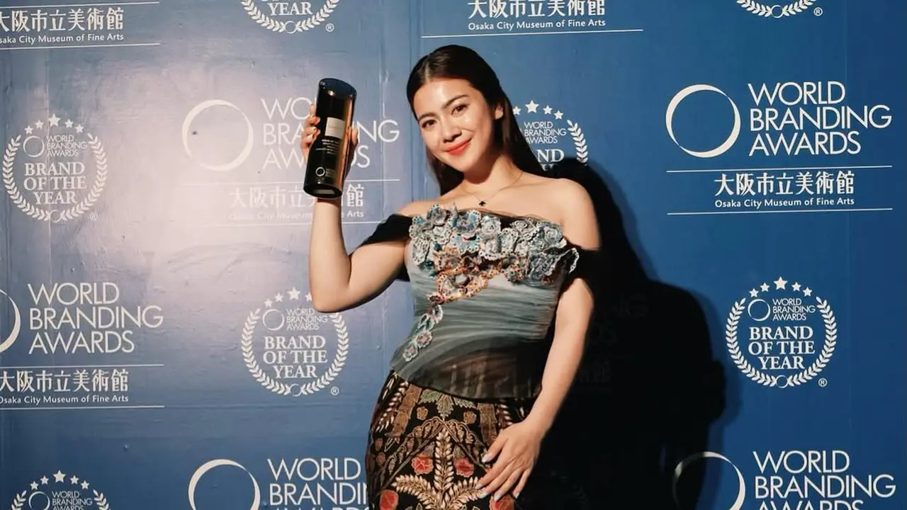 Raih Penghargaan Brand of The Year, Felicya Angelista Bangga Tampil dengan Gaun Batik di Jepang