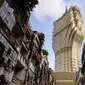 Hotel dan kasino Grand Lisboa di Macau dipaksa ditutup usai ditemukan belasan kasus positif Covid-19. (dok. ANTHONY WALLACE / AFP)