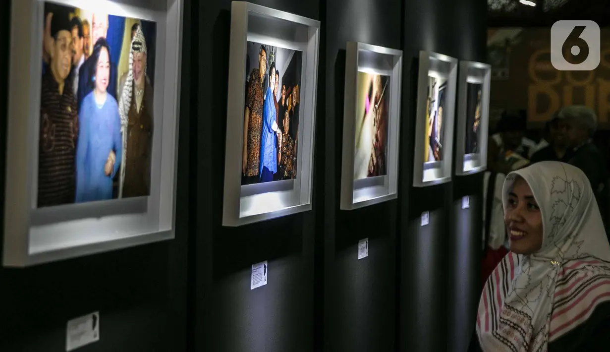 Pengunjung melihat-lihat foto pada pameran Satu Dekade Haul Presiden ke IV Republik Indonesia KH Abdurrahman Wahid atau Gus Dur di Kantor DPP PKB, Jakarta, Rabu (15/1/2020). Pameran sekaligus lomba foto ini diikuti oleh puluhan fotografer dari seluruh Indonesia. (Liputan6.com/Faizal Fanani)