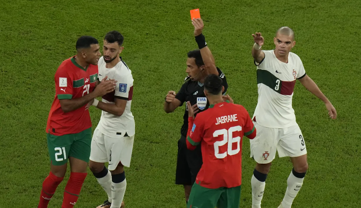 Maroko harus bermain dengan 10 pemain pada masa injury time babak kedua usai Walid Cheddira diganjar kartu kuning kedua oleh wasit akibat tekel kerasnya terhadap Joao Felix. (AP/Alessandra Tarantino)