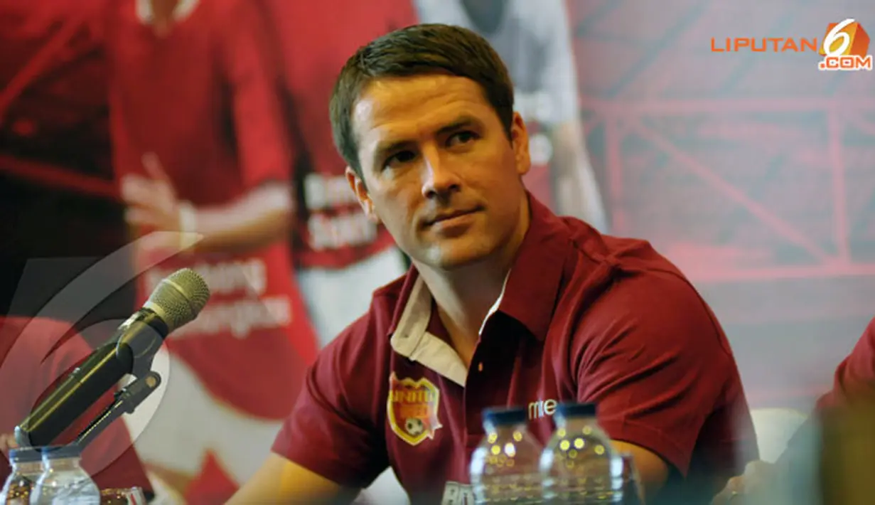 Michael Owen pun terlihat serius saat menyimak pertanyaan terutama yang berkaitan dengan eks klubnya Manchester United (Liputan6.com/ Helmi Fithriansyah)