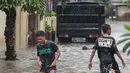 Warga melintasi banjir di jalan Pd. Karya, Jakarta, Kamis (13/12). Hujan yang mengguyur Jakarta Sore tadi menyebabkan banjir setinggi 40cm  menggenangi kawasan Jalan Pd. Karya dan Jalan Bangka. (Liputan6.com/Faizal Fanani)