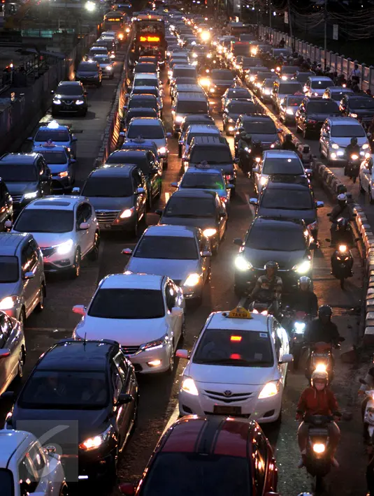 Kendaraan terjebak macet saat uji coba hari pertama penghapusan 3 in 1 di Jalan Sudirman, Senayan, Jakarta, Selasa (5/4). Uji coba penghapusan 3 in 1 ini akan dilakukan dua tahap yakni pada tanggal 5-8 April & 11-13 April 2016. (Liputan6.com/Johan Tallo)
