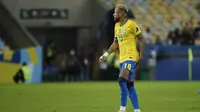 Celana Neymar robek saat pertandingan final Copa America melawan Argentina di Stadion Maracana, Rio de Janeiro, Brasil, Minggu, 11 Juli 2021. (AP Photo/Bruna Prado)