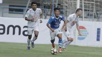 Bek Persib Bandung, Henhen Herdiana, saat pertandingan melawan Arema FC pada laga persahabatan di Stadion GBLA, Bandung, Minggu (18/3/2018). Persib menang 2-1 atas Arema. (Bola.com/M Iqbal Ichsan)