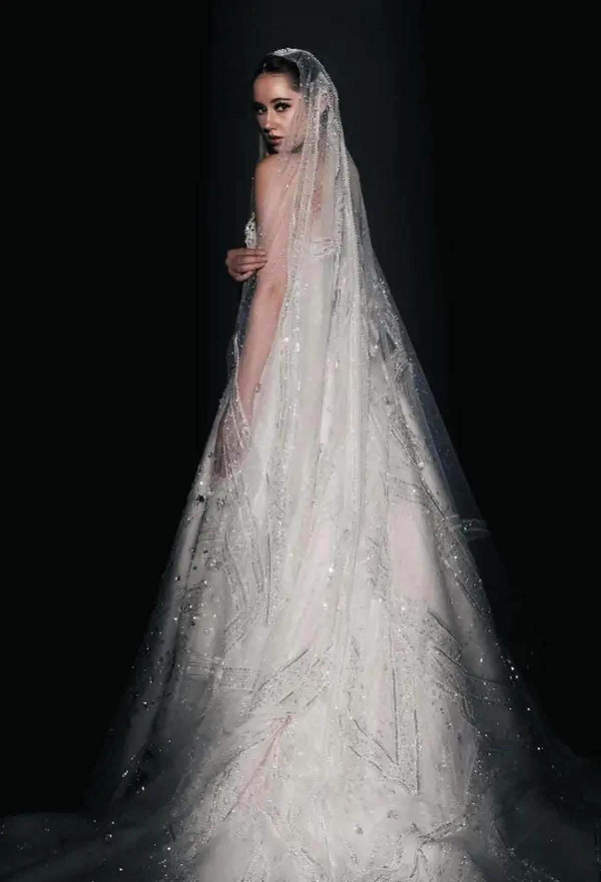 6 Gaya Vika Kolesnaya Istri Billy Syahputra Jadi Model Gaun Pengantin, Penampilannya Bikin Pangling