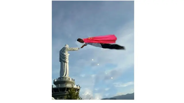 Editan Foto Pria Sentuh Tangan Patung Ini Kocak Banget