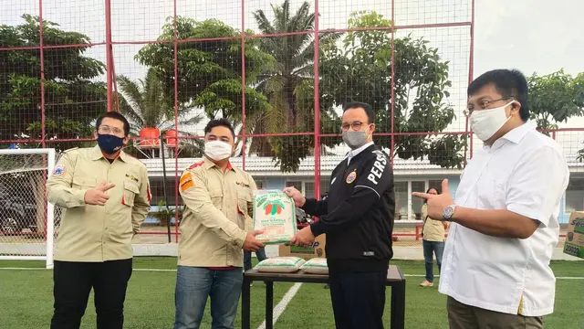 Gede Widiade memberikan bantuan kepada The Jakmania melalui Anies Baswedan.