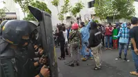 Aksi demo di depan Gedung Grahadi, Surabaya, Jawa Timur, Kamis (8/10/2020). (Foto: Liputan6.com/Dian Kurniawan)