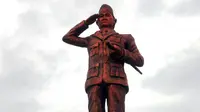 Bentuk patung Bung Karno di Banyuasin Sumsel yang dikritik Dewan Kesenian Sumsel karena tidak mirip dengan sosok Presiden RI 1 Soekarno (Liputan6.com / Nefri Inge)