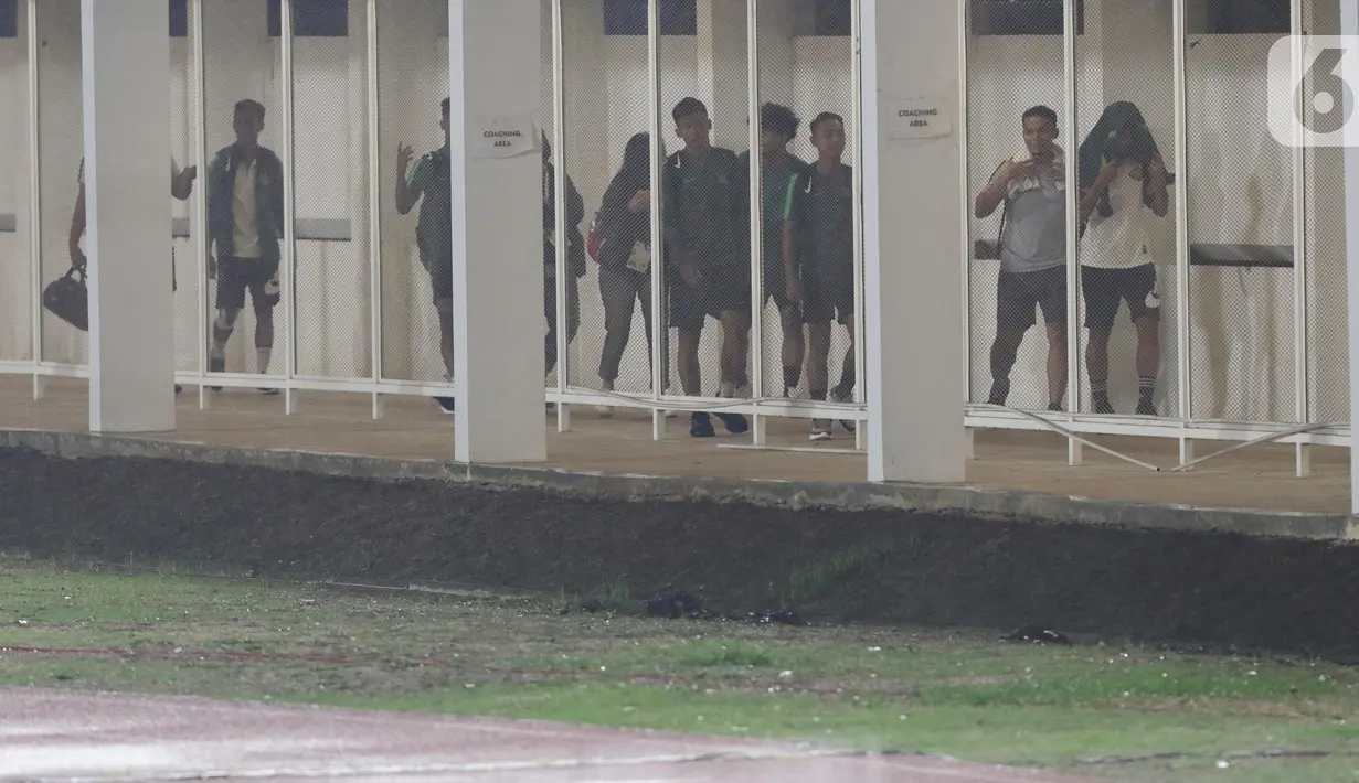 Pemain Timnas Indonesia U-19 meninggalkan area Stadion Madya Gelora Bung Karno, Jakarta, Selasa (5/11/2019). Timnas Indonesia U-19 batal melakukan sesi latihan resmi jelang laga perdana kualifikasi Piala Asia U-19 2020 Grup K karena kondisi cuaca. (Liputan6.com/Helmi Fithriansyah)