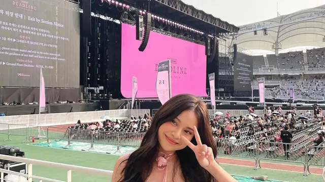 Hanggini  saat Nonton Konser Blackpink Langsung dari Korea Selatan. [@hanggini]