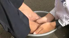 Saat aksi sungkem serta basuh kaki, tak sedikit guru dan siswa yang terharu. 
